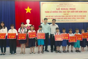 Học sinh được trao học bổng tại Tuần lễ học tập suốt đời.