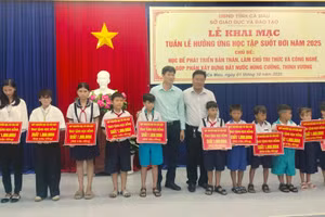 Học sinh được trao học bổng tại Tuần lễ học tập suốt đời.