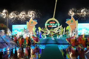 Hoạt động văn nghệ chào mừng Ngày hội Tinh hoa ẩm thực Cà Mau.