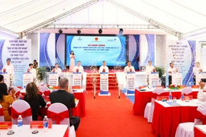 Lãnh đạo tỉnh bấm nút khởi công dự án nâng cấp các trường.