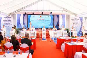 Lãnh đạo tỉnh bấm nút khởi công dự án nâng cấp các trường.