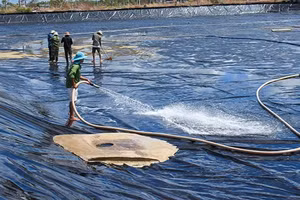 Vệ sinh bạt nuôi tôm công nghiệp. (Ảnh minh họa)
