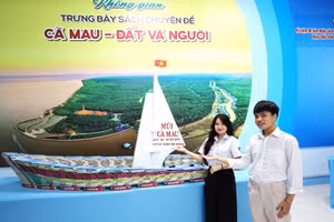 Học sinh tham quan khu vực triển lãm sách.