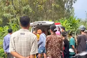 Thi thể nạn nhân được gia đình đưa về lo hậu sự.