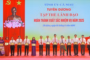 Tập thể lãnh đạo hoàn thành xuất sắc nhiệm vụ năm 2025 được tuyên dương.