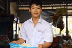 Nguyễn Thành Nghĩa làm việc tại căn tin trường sau giờ học. (Ảnh: Q.M)