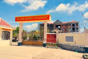 Một trụ sở cơ quan Nhà nước ở Cà Mau tạm ngưng xây dựng khi có chủ trương sáp nhập đơn vị hành chính.