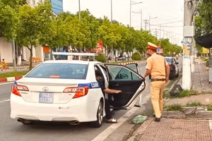 Lực lượng CSGT tỉnh Bạc Liêu hỗ trợ thí sinh đến điểm thi.