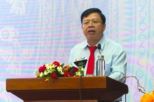 Ông Nguyễn Văn Nguyên, Giám đốc Sở GD&ĐT Cà Mau phát biểu tại hội nghị tổng kết năm học.