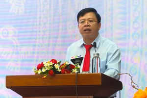 Ông Nguyễn Văn Nguyên, Giám đốc Sở GD&ĐT Cà Mau phát biểu tại hội nghị tổng kết năm học.