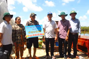 Ông Hồ Thanh Thủy - Phó Bí thư Tỉnh ủy Cà Mau thăm hỏi, hỗ trợ người dân bị thiệt hại do thiên tai.