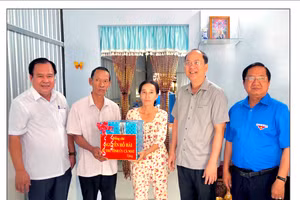 Lãnh đạo tỉnh Cà Mau thăm, tặng quà gia đình được hỗ trợ nhà ở.