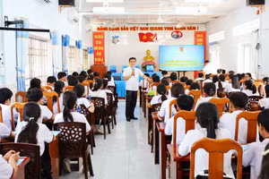 Học sinh tham gia buổi tuyên truyền phòng, chống bạo lực học đường.