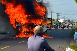 Xe tải và xe máy bốc cháy trong vụ tai nạn.