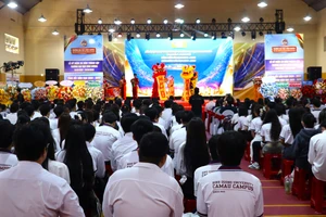 Quang cảnh lễ kỷ niệm 28 năm thành lập Trường ĐH Bình Dương.
