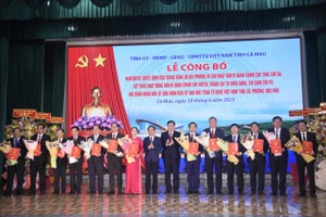 Ông Nguyễn Văn Nguyên (thứ 4 từ phải sang) cùng lãnh đạo các Sở nhận Quyết định bổ nhiệm của Chủ tịch UBND tỉnh Cà Mau.