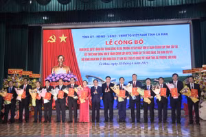 Ông Nguyễn Văn Nguyên (thứ 4 từ phải sang) cùng lãnh đạo các Sở nhận Quyết định bổ nhiệm của Chủ tịch UBND tỉnh Cà Mau. 