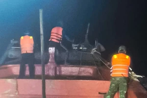 Bộ đội Biên phòng Cà Mau đưa phương tiện ra biển cứu người gặp nạn.