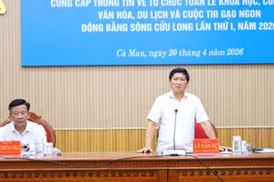 Lãnh đạo tỉnh Cà Mau chủ trì buổi họp báo.