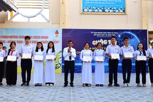 Lãnh đạo Sở GD&ĐT trao giấy khen các dự án đạt giải Nhất.