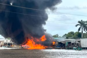 Ngọn lửa bùng phát đỏ rực, khói đen bốc cao hàng chục mét từ cây xăng, dầu Duy Nhất (huyện Ngọc Hiển).
