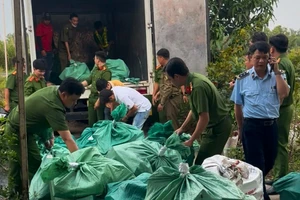 Lực lượng chức năng tịch thu số hàng hóa không có nguồn gốc, xuất xứ.