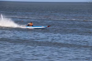 Hai chiếc vỏ lãi tranh tài.