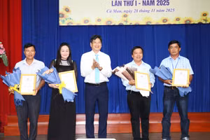 Đại diện các nhóm tác giả có dự án đạt giải Nhất tại Hội thi nhận giải.