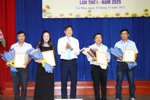 Đại diện các nhóm tác giả có dự án đạt giải Nhất tại Hội thi nhận giải.