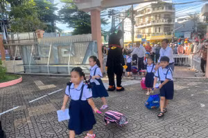 Học sinh nô nức đến trường.