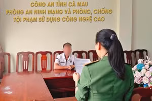 Công an làm việc với đối tượng đăng tải thông tin sai sự thật. (Ảnh: Công an tỉnh Cà Mau)