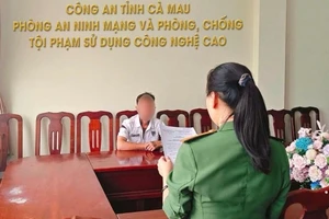 Công an làm việc với đối tượng đăng tải thông tin sai sự thật. (Ảnh: Công an tỉnh Cà Mau)