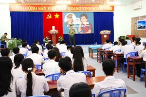 Buổi tuyên truyền về an toàn mạng tại Trung tâm GDTX Cà Mau.