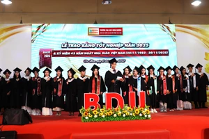 Sinh viên tốt nghiệp tại Trường Đại học Bình Dương phân hiệu Cà Mau tri ân thầy cô.