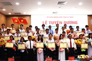 Lãnh đạo tỉnh Cà Mau chụp ảnh lưu niệm cùng học sinh có thành tích cao tại Kỳ thi tốt nghiệp THPT năm 2025.