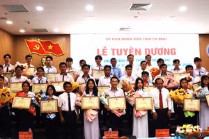 Lãnh đạo tỉnh Cà Mau chụp ảnh lưu niệm cùng học sinh có thành tích cao tại Kỳ thi tốt nghiệp THPT năm 2025.