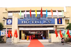 Cổng trường THPT Hồ Thị Kỷ (Cà Mau).