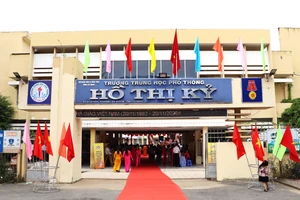 Cổng trường THPT Hồ Thị Kỷ (Cà Mau).