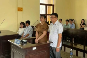 Bị cáo Trần Quốc Việt và Đinh Thị Cẩm Nhung tại phiên tòa.