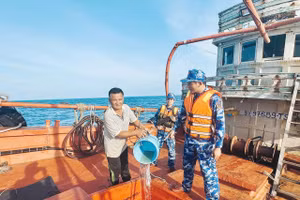 Bộ Tư lệnh Vùng Cảnh sát biển 4 kiểm tra tàu cá. (Ảnh Thanh Nghị).