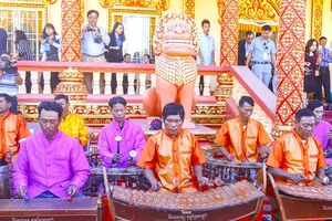Biểu diễn dàn nhạc ngũ âm - một trong những loại hình nghệ thuật đặc sắc của dân tộc Khmer.