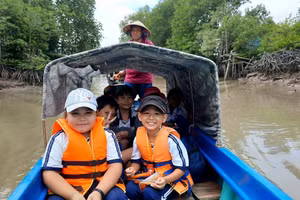 Học sinh Cà Mau đến trường bằng phương tiện đò.