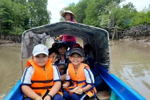 Học sinh Cà Mau đến trường bằng phương tiện đò.