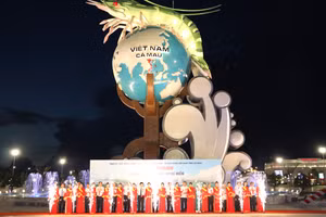 Lãnh đạo tỉnh cắt băng khánh thành các công trình tại Quảng trường Phan Ngọc Hiển.