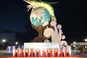 Lãnh đạo tỉnh cắt băng khánh thành các công trình tại Quảng trường Phan Ngọc Hiển.