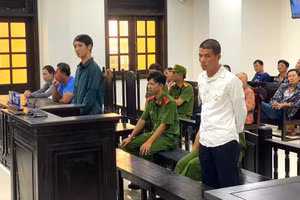 Bị cáo Nguyễn Quốc Tuấn (áo trắng) và Phạm Hoàng Phương (áo xanh) tại phiên tòa. 