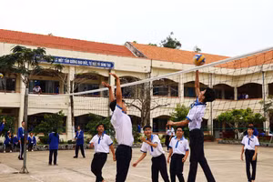 Học sinh Trường THPT Võ Văn Kiệt (Cà Mau) tham gia thể thao trong giờ ra chơi.