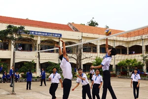 Học sinh Trường THPT Võ Văn Kiệt (Cà Mau) tham gia thể thao trong giờ ra chơi.