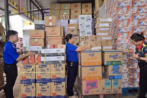 Một doanh nghiệp tại tỉnh Cà Mau dự trữ hàng hóa Tết. 