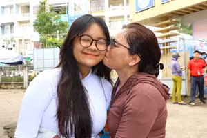 Phụ huynh ôm hôn khích lệ con thi tốt. 